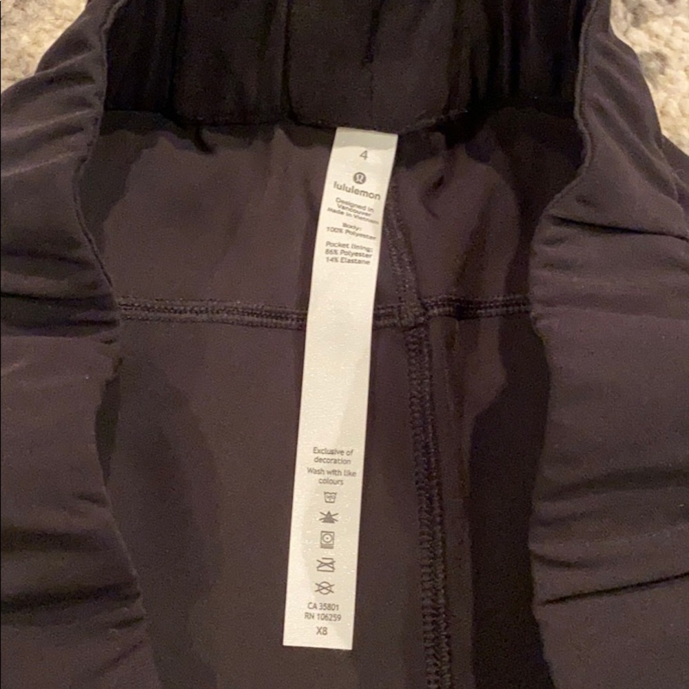 lululemon BRAND NEW on the fly shorts size 4 - Picture 2 of 3